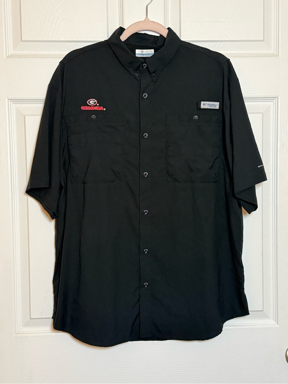 Columbia Black Short-Sleeve Button-Down Shirt with UGA Bulldogs Emblem Georgia